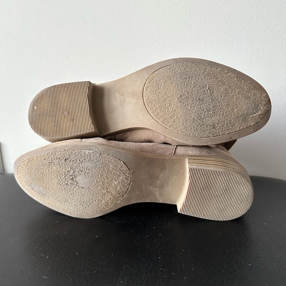 Suede tan/beige booties size 8.5 - Picture 2 of 5